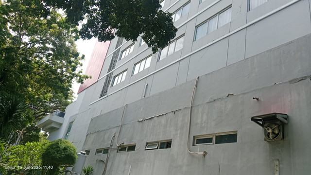 Kondisi Hotel Santika usai diguncang gempa di Kota Palu, Selasa (16/6/2026). Foto: Dok. Istimewa