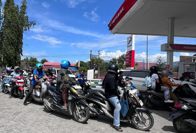 Warga Palu antri BBM usai gempa magnitudo 6,7. Foto: Dok. Istimewa