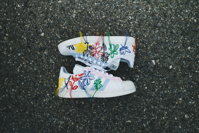 Ilustrasi Toy Story 5 x Adidas. Unsplash.com/Timeo Buehrer