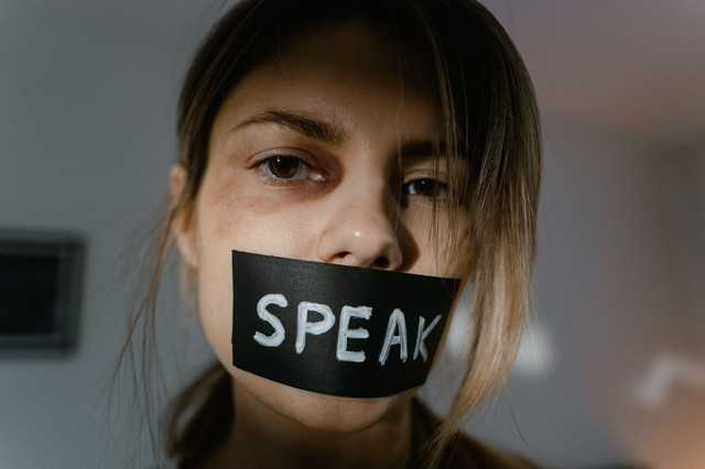 Ilustrasi Perempuan yang sedang terbungkam. Foto: Mart Production/pexels