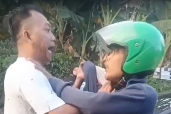 Seorang pengemudi ojek online jadi korban penganiayaan usai dituduh jambret di Jalan Raya Pasir Putih, Sawangan, Depok, Minggu (14/6/2026). Foto: Dok. Istimewa
