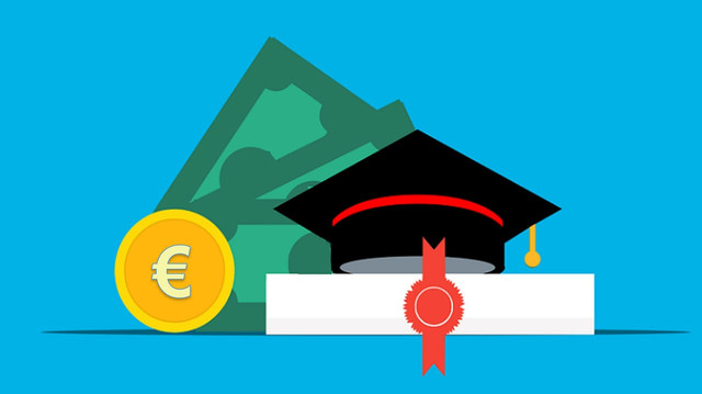 Ilustrasi topi wisuda, ijazah, dan simbol uang yang menggambarkan keterkaitan erat antara pendidikan tinggi dan kemampuan ekonomi. Sumber : Pixabay