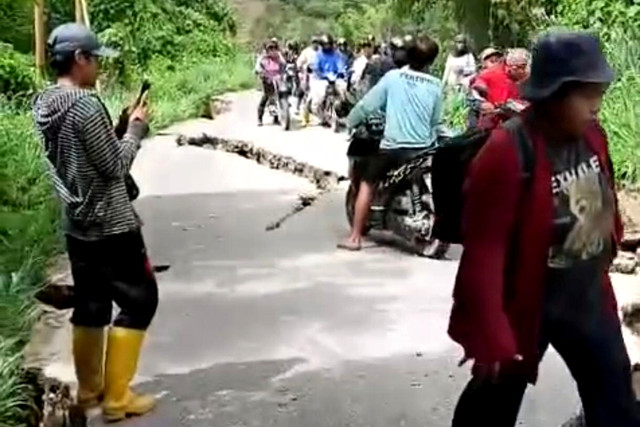 Pengendara motor melintas jalan Penghubung Palolo yang rusak akibat gempa di Sulawesi Tengah, Selasa (16/6/2026). Foto: Dok. Istimewa