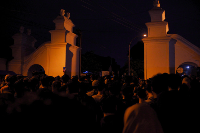 Warga mengikuti tradisi Lampah Budaya Mubeng Beteng di Keraton Yogyakarta, DI Yogyakarta, pada 26 Juni 2025. Foto: Johnkelar/Shutterstock