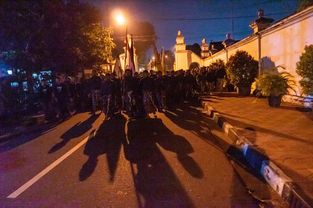Sejumlah abdi dalem Keraton Yogyakarta dan warga mengikuti tradisi Lampah Budaya Mubeng Beteng di Keraton Yogyakarta, DI Yogyakarta, pada 7 Juli 2024. Foto: Agung Widiyanto/Shutterstock