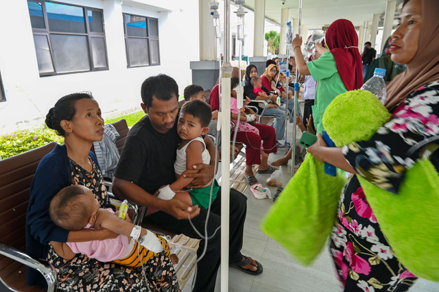 Petugas kesehatan memeriksa infus pasien yang berada di pelataran ruang perawatan Rumah Sakit Anutapura Pal usai terjadi gempa di Palu, Sulawesi Tengah, Selasa (16/6/2026). Foto: Basri Marzuki/ANTARA FOTO