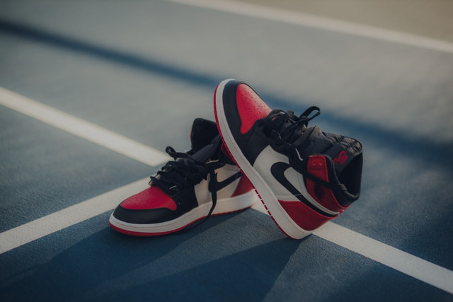 Ilustrasi Cara menghilangkan bau sepatu. Foto: Unsplash/Taylor Smith