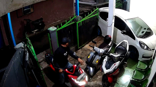 CCTV aksi pencurian motor di Salah satu rumah kos di kawasan Kelapa Dua, Cimanggis, Depok, Selasa (16/6/2026). Foto: Dok. Istimewa