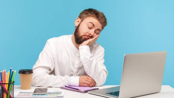 Ilustrasi orang sedang malas untuk bekerja. Foto: Shutterstock/Wiwik ddv