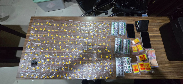 Barang bukti ribuan butir Tramadol dan Eximer yang disita dalam pengungkapan kasus peredaran obat terlarang di Bekasi. Foto: Dok. Humas Polres Metro Bekasi