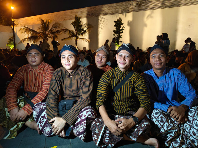 Suasana Hajad Kawula Dalem Lampah Budaya Mubeng Beteng menyambut tahun baru Jawa 1 Suro Be 1960 di Keraton Yogyakarta, Rabu (17/6/2026). Foto: Arfiansyah Panji Purnandaru/kumparan