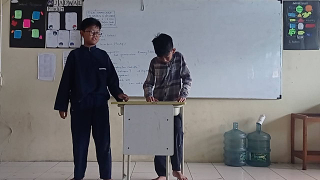 Dua orang siswa sedang presentasi di depan kelas (foto pribadi) 