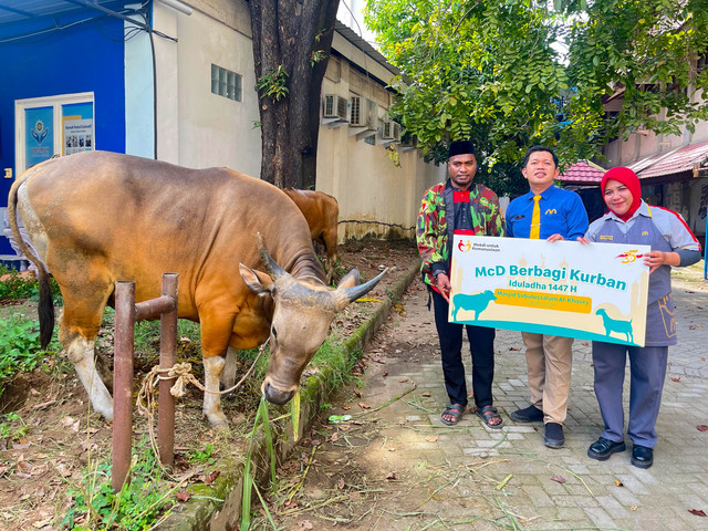 "McD Berbagi Kurban" hadir di 23 lokasi dan 21 kota/kabupaten untuk merayakan Iduladha 1447 H dengan menyalurkan 25 ekor hewan kurban dan membagikan lebih dari 2.100 paket makanan kepada para panitia kurban, komunitas marjinal, dan panti asuhan.
Foto: Dok. McDonald's Indonesia