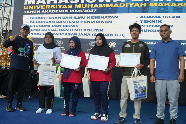 Unismuh Makassar Dorong Budaya Bersih Lewat Jalan Sehat Milad
