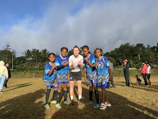 Peserta Girls Football 3.0 berfoto bersama Pauline Machtens, pemain HVS, dalam program yang digagas Plan Indonesia dan Plan International Germany di Timor Tengah Selatan (TSS), Nusa Tenggara Timur (NTT), Selasa (16/6). Foto: Dok. Plan Indonesia