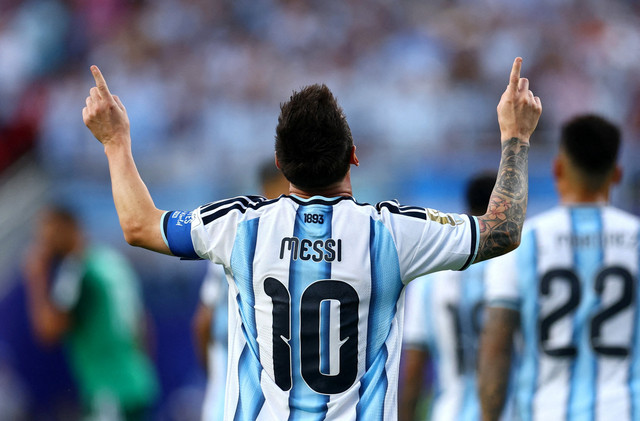 Lionel Messi dari Argentina merayakan gol pertama mereka pada pertandingan Grup J Piala Dunia FIFA 2026 antara Argentina vs Aljazair di Stadion Kansas City, Missouri, AS, Rabu (17/6/2026). Foto: Claudia Greco/REUTERS