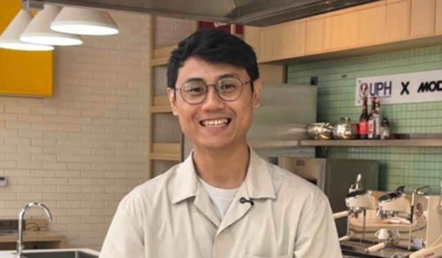 Leo Satria, alumni Program Studi Manajemen Perhotelan Universitas Pelita Harapan (UPH) angkatan 2017, yang kini aktif berkarir sebagai Digital Marketing Enthusiast sekaligus Culinary Content Creator.