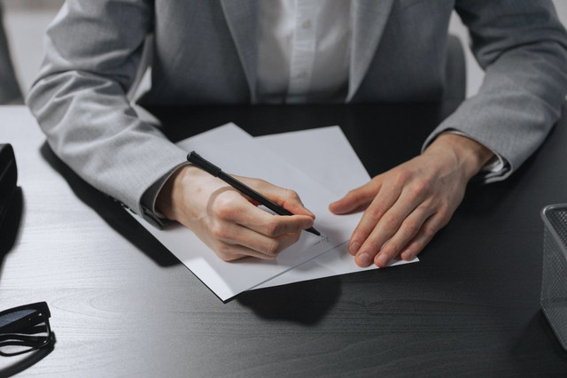 Ilustrasi memahami contoh surat pengunduran diri yang baik dan sopan. Foto: Pexels