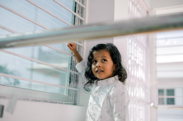 ilustrasi gambaran seorang anak ketika dalam rumah, yang dimana ekspresi senyuman yang tertahan dan tidak bebas. Sumber: www.pexels.com