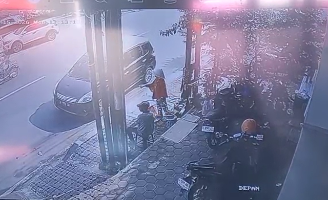 Rekaman CCTV Kusmiyanti menggagalkan aksi pencurian di Brebes. Foto: Istimewa