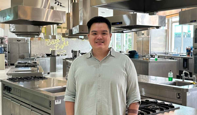 Andy Ghozali, alumni Manajemen Perhotelan Universitas Pelita Harapan (UPH) angkatan 2011, yang kini berkarier sebagai Sous Chef di The Crown by Kirk Westaway, Fairmont Jakarta, sekaligus Co-Founder bisnis kuliner Burnt.id di Kelapa Gading.