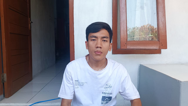 Syahrul Ulum (26) adik dari wanita yang menjadi korban penyekapan dan penganiayaan, saat ditemui di rumahnya di Komplek Pemata Hijau, Desa Jelegong, Kecamatan Rancaekek, Kabupaten Bandung, Rabu (17/6). Foto: Abisatya/kumparan