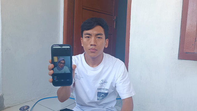 Syahrul Ulum (26) adik dari wanita yang menjadi korban penyekapan dan penganiayaan, saat ditemui di rumahnya di Komplek Pemata Hijau, Desa Jelegong, Kecamatan Rancaekek, Kabupaten Bandung, Rabu (17/6). Foto: Abisatya/kumparan