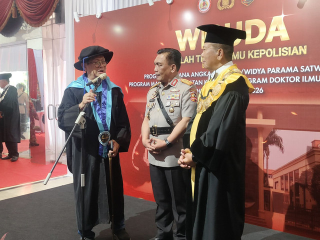 Guru Besar Lemdiklat Polri Prof Hermawan Sulistyo, Kalemdiklat Polri Komjen Pol. Ridwan Zulkarnain Panca Putra Simanjuntak, dan Ketua STIK Lemdiklat Polri Irjen Pol. Eko Rudi Sudarto di PTIK Polri, Jakarta Selatan, Rabu (17/6/2026). Foto: Rayyan Farhansyah/kumparan