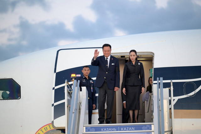 Perdana Menteri Thailand Anutin Charnvirakul bereaksi saat tiba bersama istrinya, Thananon Charnvirakul, di Bandara Internasional Kazan, menjelang KTT Peringatan ASEAN-Rusia, di Kazan, Rusia, Rabu (17/6/2026). Foto: Thailand Government House/via REUTERS