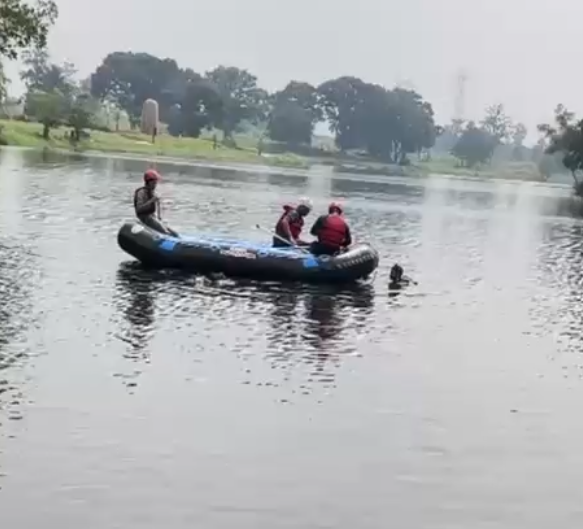 Tim Damkar UPT Bojongsari berhasil mengevakuasi sebuah iPhone 13 yang tercebur di Setu Sawangan, Depok, Selasa (16/6/2026) dok Damkar Depok