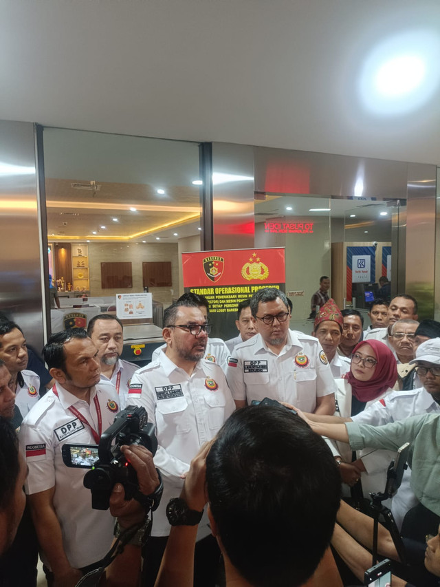 MinPerwakilan DPP IKM beri pernyataan pers terkait Abu Janda di Bareskrim Polri, Rabu (17/6). Foto: dok. IKM