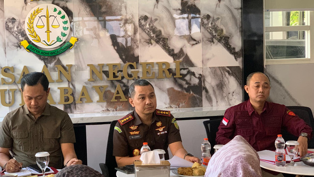 Kepala Kejaksaan Negeri Surabaya, Tri Anggoro Mukti (tengah) saat konferensi pers di Kantor Kejari Surabaya, Rabu (17/6/2026). Foto: Farusma Okta Verdian/kumparan