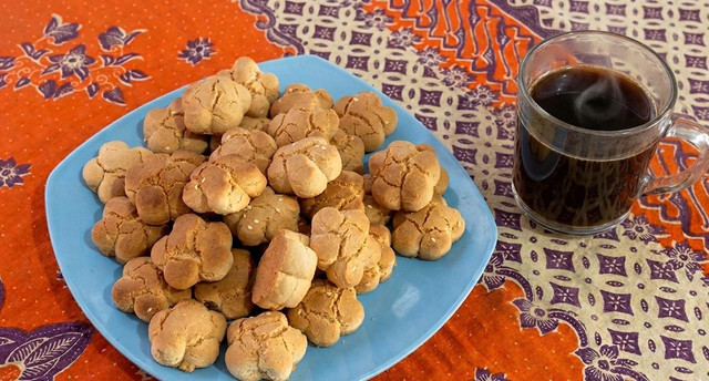 Sajian Kue Rintak Bangka Belitung bersama secangkir kopi hitam. Dokumentasi Pribadi
