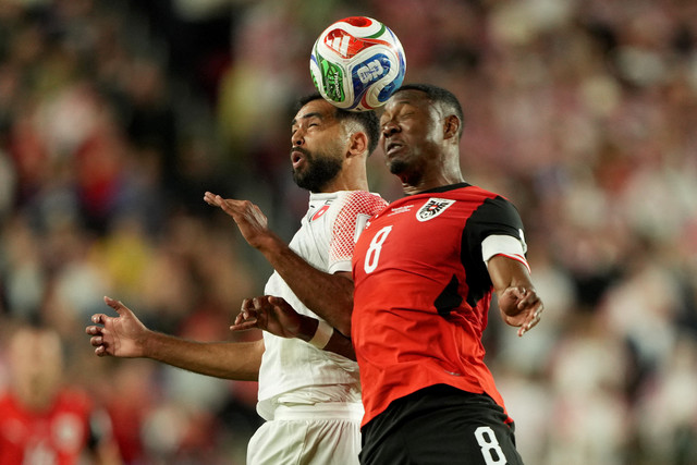 Pemain Timnas Austria David Alaba berebut bola dengan pemain Timnas Yordania Ali Olwan pada pertandingan Grup J Piala Dunia 2026 di Stadion San Francisco Bay Area, Santa Clara, California, AS, Selasa (16/6/2026). Foto: Darren Yamashita/Imgn Images vis REUTERS