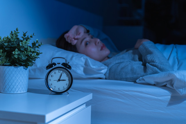 Ilustrasi perempuan sulit tidur.
Foto: Kmpzzz/Shutterstock