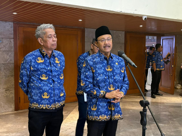 Menteri Sosial, Saifullah Yusuf atau Gus Ipul saat memberikan keterangan pers usai Rakor tentang Sekolah Rakyat di Kantor Kementerian Sosial, Jakarta Pusat, Rabu (17/6). Foto: Ryan Iqbal/kumparan