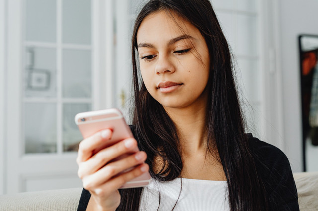 gen z lebih percaya algoritma media sosial daripada orang tua mereka sendiri. (Sumber : Paxels)