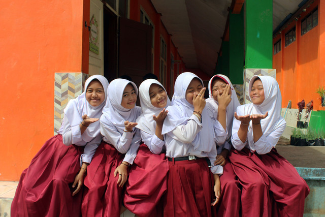 Ilustrasi Murid Sekolah Dasar (Sumber: Foto oleh Mulya Has dari Pexels: https://www.pexels.com/id-id/foto/siswi-sekolah-indonesia-berseragam-merayakan-29599422/)