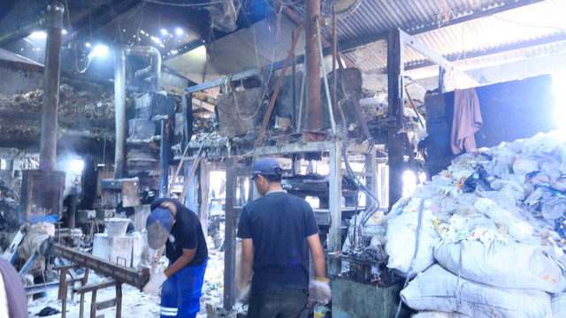 Proses Pemilahan Sampah Plastik (Sumber: Dokumen Pribadi)