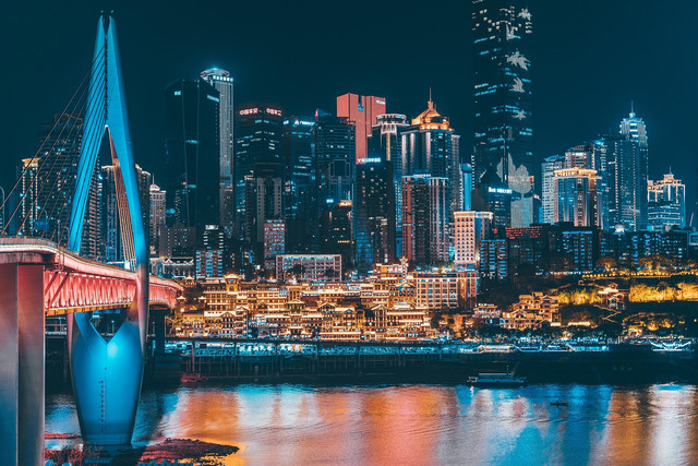 Pemandangan Chongqing https://pixabay.com/photos/city-bridge-night-river-lights-6156596/