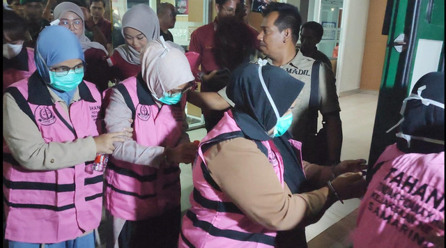 Kedelapan tersangka korupsi penyaluran KUR ditahan Kejari Samarinda. Foto: kumparan
