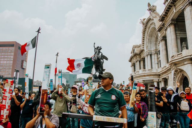 Sumber : Photo by Osvaldo Samuel Rendon: https://www.pexels.com/photo/vibrant-mexican-celebration-at-palacio-de-bellas-artes-28672865/