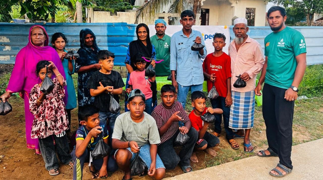Kebahagiaan Muslim di Kinniya, Distrik Trincomalee, Sri Lanka saat Qurban Hadir di Antara Mereka (Sumber: DT Peduli)