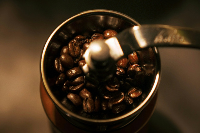 Ilustrasi grinder kopi manual terbaik. Foto: Unsplash