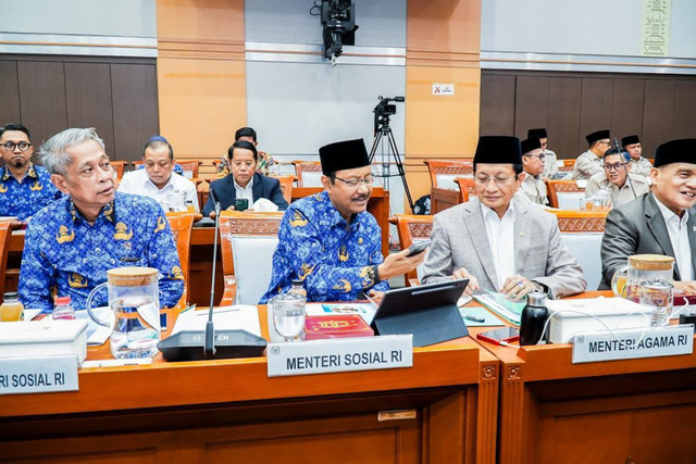 Mensos Saifullah Yusuf atau Gus Ipul didampingi Wamensos Agus Jabo Priyono menghadiri Rapat Kerja Bersama Komisi VIII DPR RI di Gedung Nusantara DPR RI, Jakarta, Rabu (17/6/2026). Foto: Kemensos RI