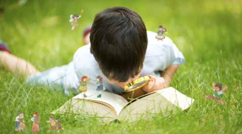 Ilustrasi seorang anak sedang membaca buku. Foto: Canva.