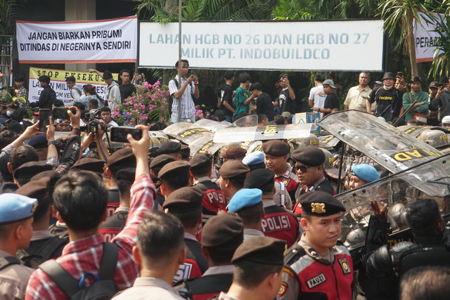 Sejumlah aparat keamanan gabungan berjaga terlibat bentrok dengan massa saat proses pengosongan lahan Hotel Sultan, Jakarta, Kamis (18/6/2026). Foto: Iqbal Firdaus/kumparan