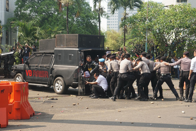 Suasana kericuhan terjadi saat proses pengosongan lahan Hotel Sultan, Jakarta, Kamis (18/6/2026). Foto: Iqbal Firdaus/kumparan