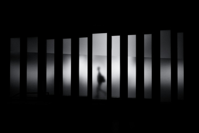 Ilustrasi black and white thinking. Foto Unsplash.