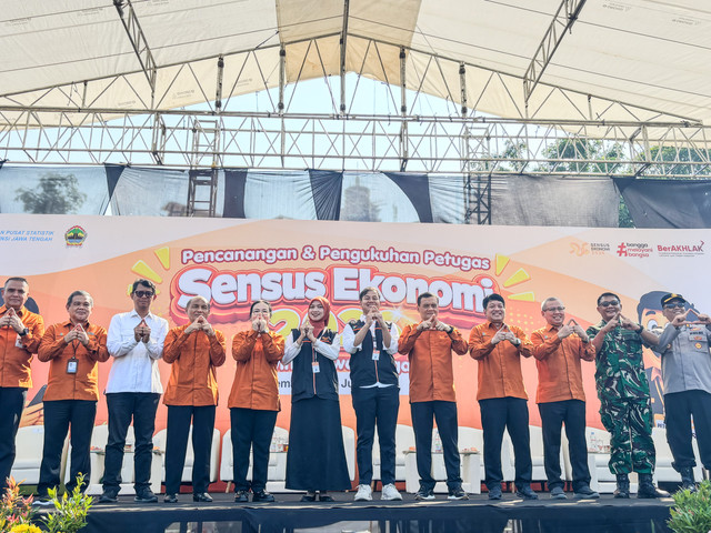 Wakil Kepala BPS RI Sonny Harry Budiutomo Harmadi bersama Gubernur Jawa Tengah dan kepala daerah dalam agenda pencanangan sensus ekonomi di Lapangan Simpang Lima Semarang. Foto: Intan Alliva Khansa/kumparan